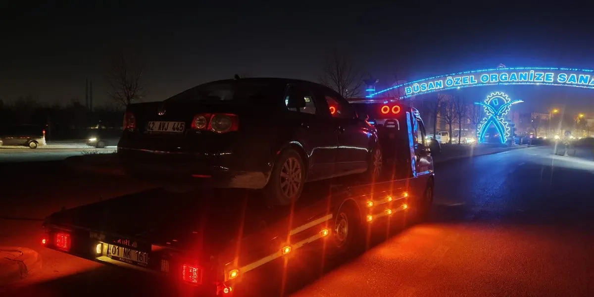 Konya'da gece BÜSAN Özel Organize Sanayi girişinde kayar kasalı çekiciyle taşınan siyah sedan otomobil