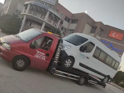 Selçuk Üniversitesi Teknokent binası önünde beyaz minibüsü taşıyan Emin Oto Kurtarma çekicisi