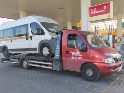 Akaryakıt istasyonunda beyaz yolcu minibüsünü kasasına yüklemiş Emin Oto Kurtarma çekicisi
