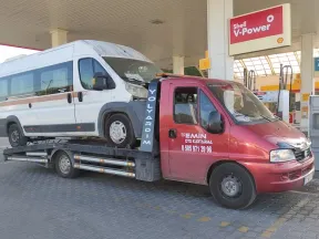 Akaryakıt istasyonunda beyaz yolcu minibüsünü kasasına yüklemiş Emin Oto Kurtarma çekicisi