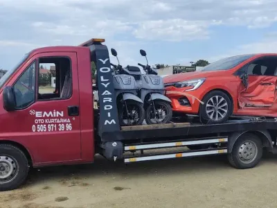 Aynı seferde iki skuter ve yan kapıları hasarlı kırmızı otomobili taşıyan Emin Oto Kurtarma çekicisi