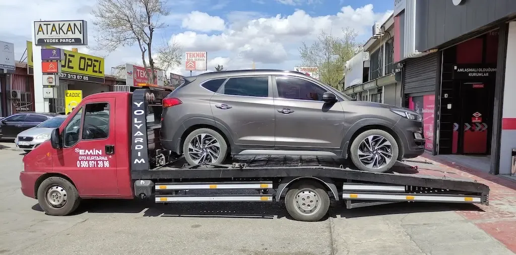 Emin Oto Kurtarma kayar kasa çekicisi Konya'da SUV taşırken